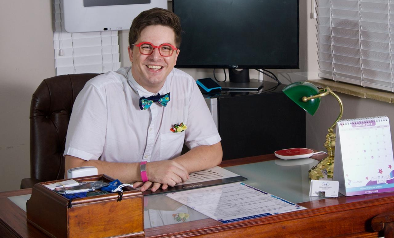 Image of Deon at his desk